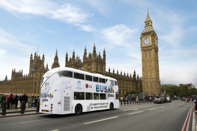 'LG 엑스포 버스'가 영국 런던의 대표적 랜드마크인 빅벤 앞을 지나고 있다.  /사진제공=LG