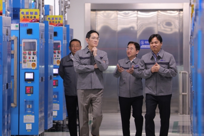 이재용 삼성전자 회장이 지난 3월 24일 삼성전기 중국 텐진공장을 점검하고 있다. / 사진 = 삼성전자 제공