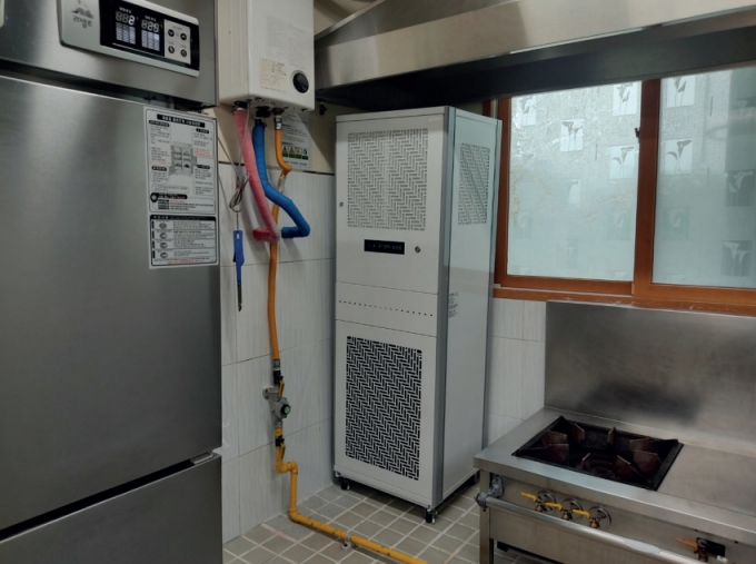 전남 영암군 소림학교 급식실에 설치된 원에이스의 급식실 전용 공기청정기 AZERO./사진제공=원에이스.