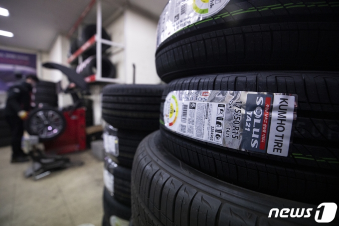 서울 시내의 한 타이어교체 전문점에 금호타이어 제품들이 놓여있다. /사진=뉴스1