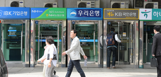 시민들이 서울 시내에서 은행 현금자동화기기(ATM·CD)를 이용하고 있다./사진=뉴스1