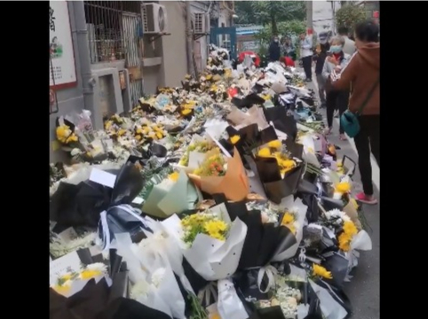 리커창 전 중국 총리의 어린 시절 집 앞에 사람들이 꽃을 놓으며 추모하고 있다고 X(옛 트위터)에 올라온 영상 /사진=X 계정 @TripInChina