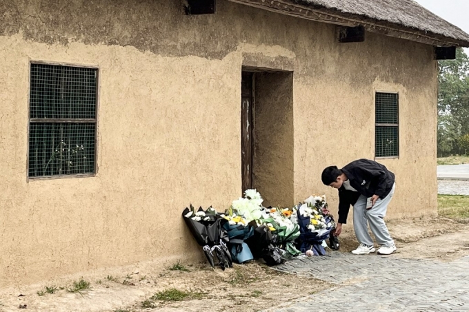 안후이 성 추저우 시 딩위안의 리커창 전 총리의 옛 주택에 한 남성이 꽃다발을 내려 놓으며 추모의 뜻을 표하고 있다.  /AFPBBNews=뉴스1