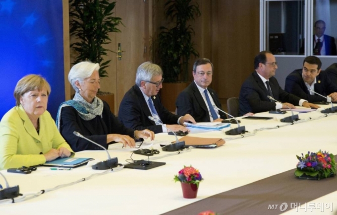 기사 내용과 무관한 참고 이미지. (왼쪽부터) 2015년 6월 회의에 참석한 당시 앙겔라 메르켈 독일 총리, 크리스틴 라가르드 국제통화기금(IMF) 총리, 장 클라우드 융커 유럽집행위원장, 마리오 드라기 유럽중앙은행(ECB) 총재, 프랑수아 올랑드 프랑스 대통령, 알렉시스 치프라스 그리스 총리. /브뤼셀(벨기에)=로이터