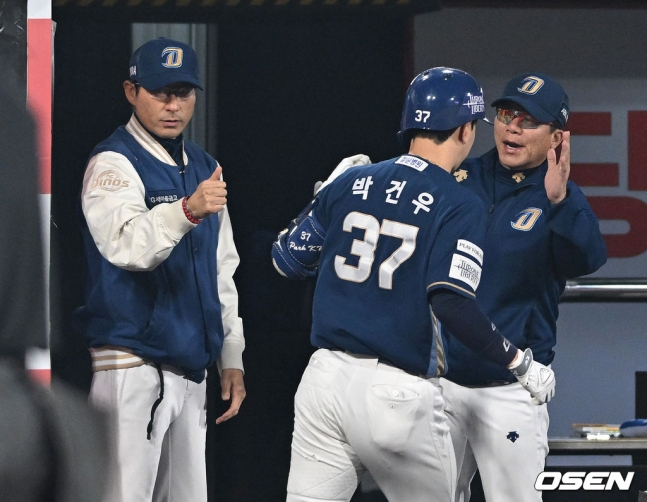 NC 박건우(가운데)가 1회 투런포를 친 뒤 강인권(왼쪽) 감독의 축하를 받고 있다. 