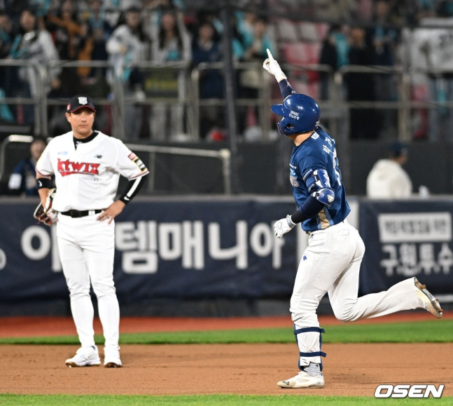 NC 박건우가 1회 투런포를 친 뒤 그라운드를 돌고 있다. 