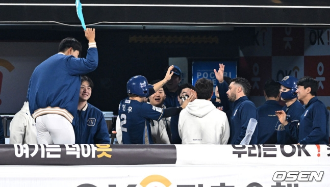 NC 박건우(왼쪽에서 세 번째)가 1회 투런포를 친 뒤 더그아웃에서 동료들과 함께 기뻐하고 있다. 