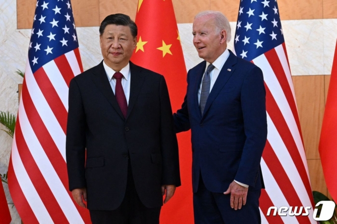 조 바이든 미국 대통령(오른쪽)과 시진핑 중국 국가주석이 2022년 11월 14일 (현지시간) 인도네시아 발리 누사두아에서 열린 G20(주요 20개국) 정상회의 중 첫 대면 정상회담에 앞서 포즈를 취하고 있다./AFPBBNews=뉴스1