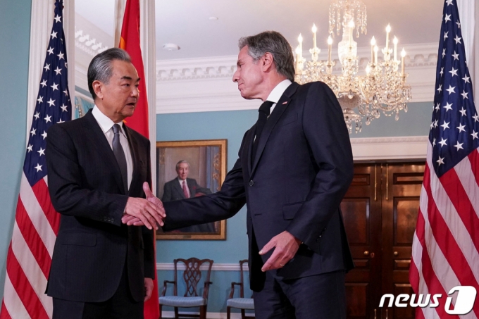 토니 블링컨 미국 국무장관(오른쪽)과 왕이 중국 외교부장이 10월 26일(현지시간) 미국 워싱턴에서 만나 인사를 나누고 있다. /로이터=뉴스1