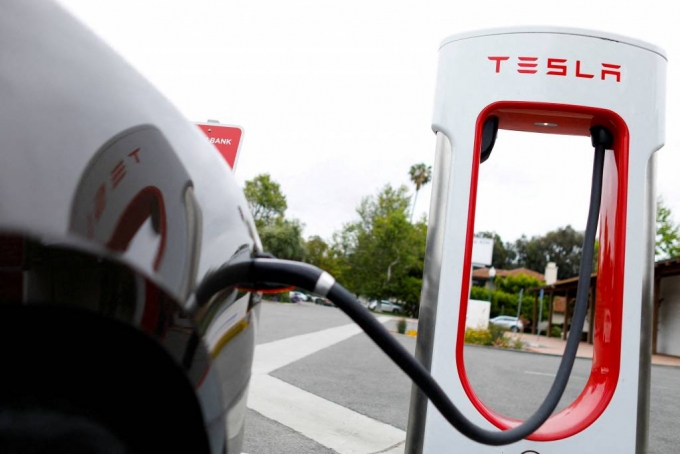 FILE PHOTO: A Tesla super charger is shown at one of the company&#039;s charging stations in San Juan Capistrano, California, U.S., May 30, 2018. REUTERS/Mike Blake/File Photo
