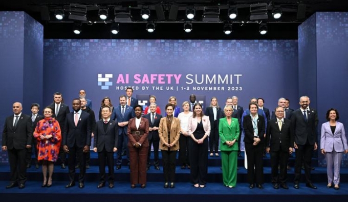 1일(현지시간) 영국 정부의 주최로 버킹엄셔 블레츨리파크에서 각국 지도자 및 당국자, 기술업계 수장 등이 참석한 '제1회 AI 안전 정상회의'가 개최됐다. 유럽연합(EU), 미국, 중국, 한국 등 28개국은 AI 기술 안전 관련 협력에 합의한다는 '블레츨리 선언'을 발표했다. /AFPBBNews=뉴스1