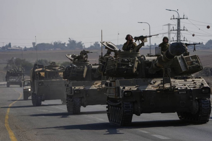 [가자지구=AP/뉴시스] 1일(현지시각) 이스라엘 전차와 장갑차들이 가자지구로 이동하고 있다. 이스라엘 지상군이 최근 며칠 동안 가자지구에서 하마스 시설 300여 곳을 타격하는 등 강도 높은 작전을 수행하고 있다. 2023.11.02.