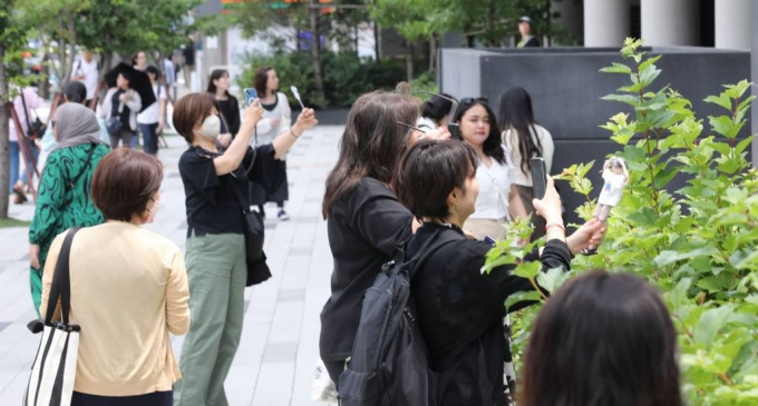 서울 용산구 하이브 사옥에 외국인 팬들이 모여있다. /사진=뉴시스