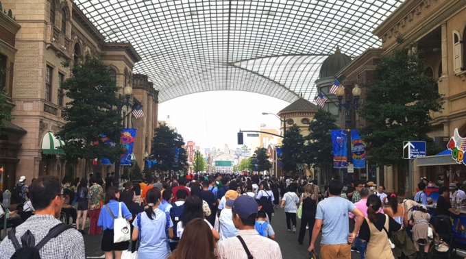  오사카 유니버설시티 지하철 역에 내리자마자 펼쳐지는 공간은 이국적인 스타일의 호텔과 식당들로 꾸며져 USJ로 향하는 관람객들에게 즐거움을 준다.  