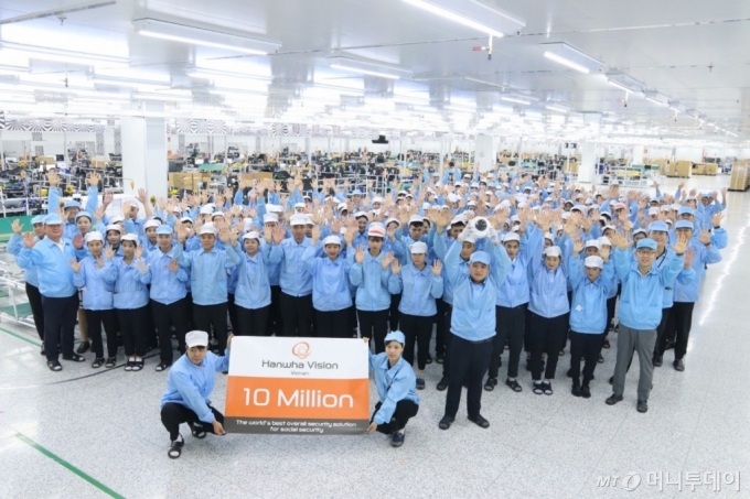 지난달 30일 한화비전 베트남 제조법인 직원들이 누적 생산 1000만대 달성을 기념해 사진 촬영을 하고 있다. /사진제공=한화비전