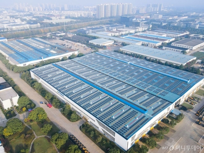 HD현대건설기계 중국 강소법인 공장에 설치된 4MW급 태양광 패널/사진제공=HD현대건설기계