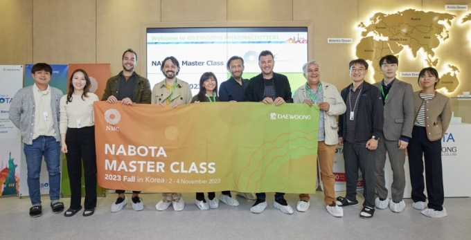 '나보타 마스터 클래스(Nabota Master Class) 2023' 참가자들이 기념촬영을 하고 있다./사진제공=대웅제약
