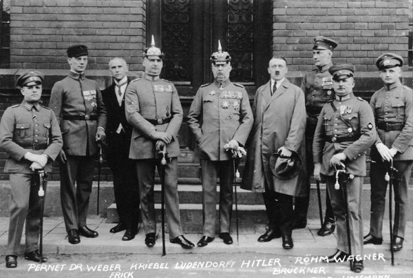 맥주홀 폭동 이후 재판을 기다리는 주모자들. 오른쪽 네 번째가 히틀러/사진=위키피디아 