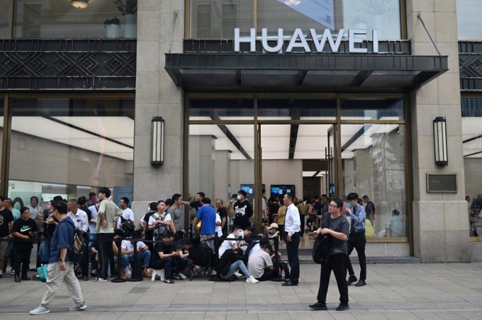 9월25일 상하이의 화웨이 플래그십 스토어에서 사람들이 화웨이의 새 휴대폰을 구입하기 위해 줄을 서 있다./AFPBBNews=뉴스1