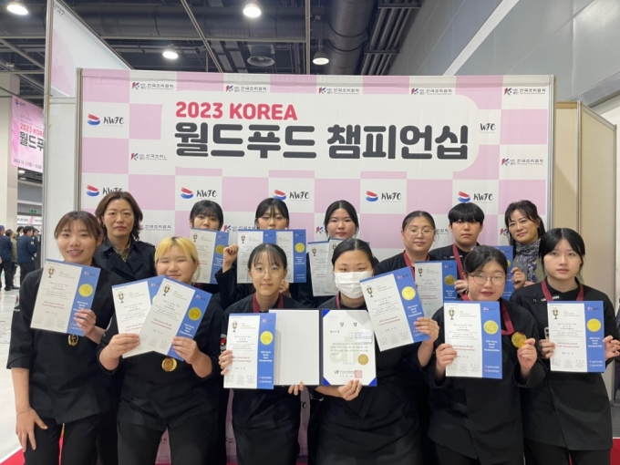 '2023 KOREA 월드푸드 챔피언십'에서 입상한 수원여대 호텔외식조리과 학생들./사진제공=수원여대