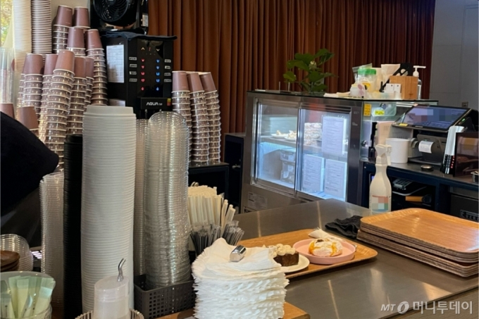 서울 종로구 한 카페에 일회용 컵과 뚜껑 등이 쌓여있다. /사진=김지성 기자