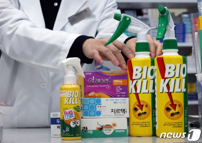 최근 일상 속 빈대 공포가 확산하는 가운데 8일 서울 시내 한 약국에서 관련 의약품과 살충제가 진열돼 있다.  이날 식품의약품안전처에 따르면 빈대에 물린 부위의 가려움과 통증을 없애기 위해서는 일반적으로 벌레 물린데 바르는 의약품을 사용할 수 있다. 빈대 전용 의약품이 따로 있는 것은 아니며, 질병관리청은 살충제 허가를 담당하는 환경부와 효과가 있는 것으로 알려진 대체 살충제를 국내에 도입하기 위해 논의 중이다고 전했다. /사진=뉴스1.