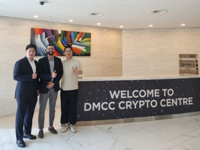 (왼쪽부터)아론 손 웹3사업실장, 자헤르 이사(Zaher Executive- DMCC Crypto Centre), 데이비드 윤 캐리버스 대표