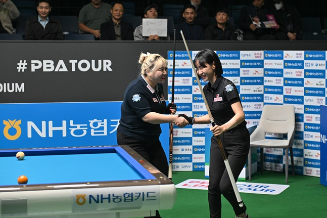 최혜미(오른쪽)가 경기 전 팀 동료 김예은과 악수를 나누고 있다./사진=PBA 투어