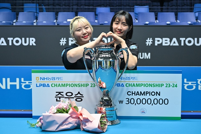 경기 후 최혜미(오른쪽)가 준우승자 김예은과 기념촬영을 하고 있다. /사진=PBA 투어