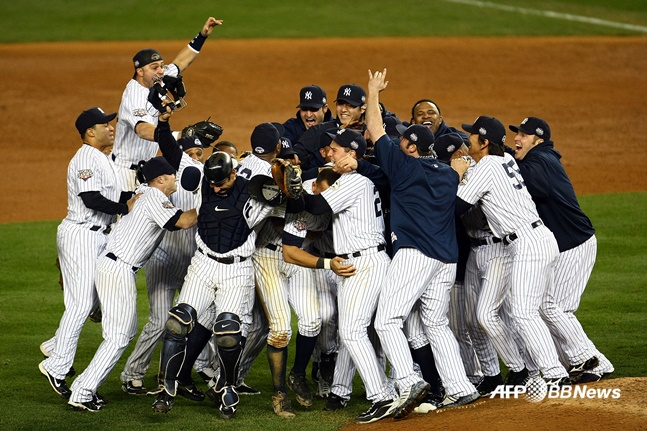 뉴욕 양키스 선수단이 2009 월드시리즈 우승에 성공한 후 기뻐하고 있다. /AFPBBNews=뉴스1