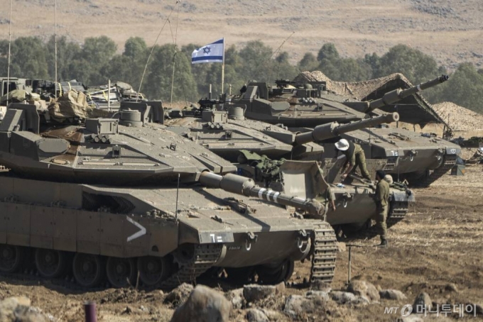Israeli tanks are stationed near the border with Lebanon, in Israel, Saturday Oct. 14, 2023. (AP Photo/Petros Giannakouris)  [ھ̺=AP/ý] 14(ð) Ұ ˷  ̽󿤰 ٳ  αٿ ̽  ֵ ִ. 2023.10.15. /=AP ý