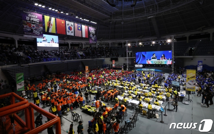 12일 오후 서울 중구 장충체육관에서 열린 2023 글로벌 PRC 로봇 코딩 대회(G-PRC)에 참가한 어린이들이 경합을 벌이고 있다. /사진-뉴스1