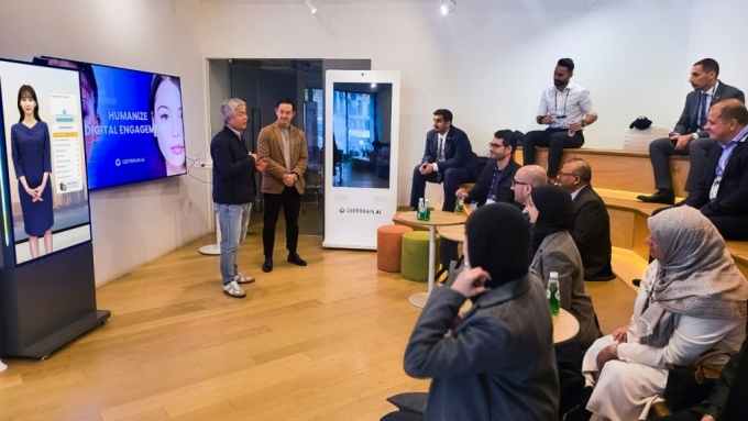 딥브레인AI가 본사를 방문한 UAE 방문단을 상대로 AI 가상인간 기술에 대해 설명하고 있다. /사진=딥브레인AI 제공