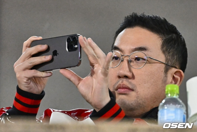 구광모 LG그룹 회장이 지난 7일 한국시리즈 1차전이 열린 잠실구장을 찾아 스마트폰으 사진을 찍고 있다.