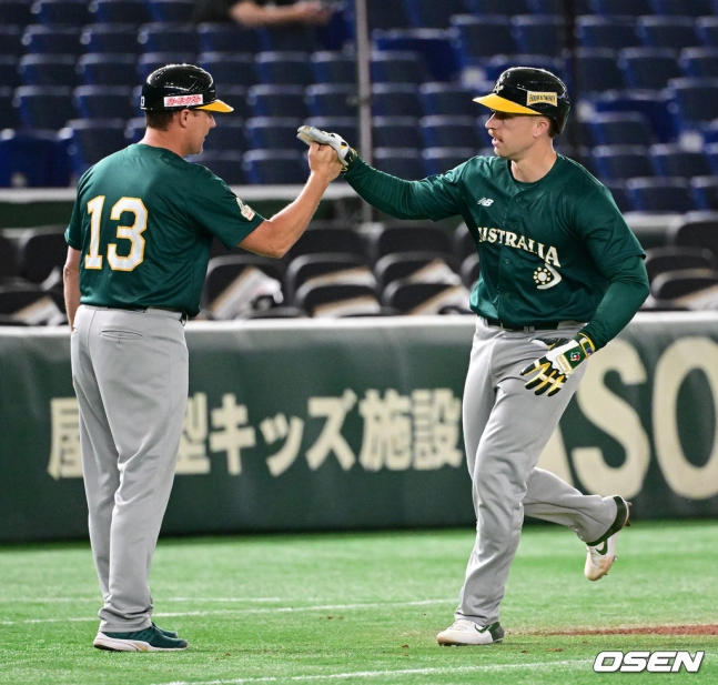 호주의 알렉스 홀(오른쪽)이 16일 일본 도쿄돔에서 열린 2023 APBC 한국전에서 문동주에게 6회초 홈런을 때린 후 3루 코치와 하이파이브를 하고 있다.