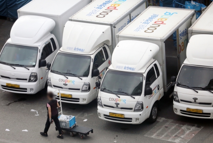 서울 시내 한 쿠팡 배송 캠프에서 택배기사가 배송 준비 작업을 하고 있다.  /사진제공=뉴시스