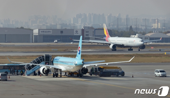 올해 10월 30일 서울 강서구 김포공항 활주로에서 아시아나여객기가 이륙하고 있다. /사진=뉴스1.