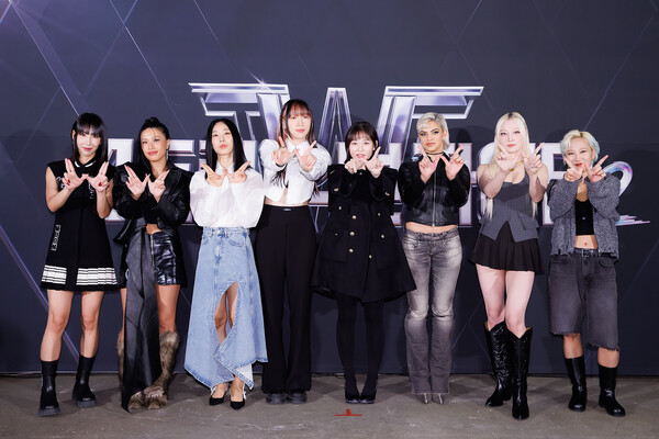 미나명(왼족부터) 놉, 리아킴, 바다, 김지은 PD, 커스틴, 핑키와이 할로/사진=Mnet