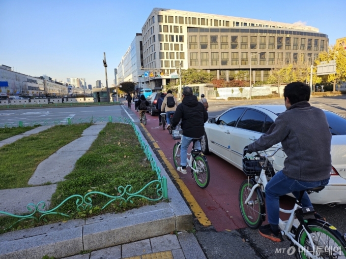 17일 오전 8시 서울지하철 2호선 용두역 앞 고산자교(동대문구)부터 광화문 인근(종로구)까지 연결된 자전거 전용도로를 이용해 자전거를 타고 시민들과 출근길을 함께했다. 시민들이 좁은 자전거 전용도로를 이용해 출근하고 있다./사진= 김온유 기자