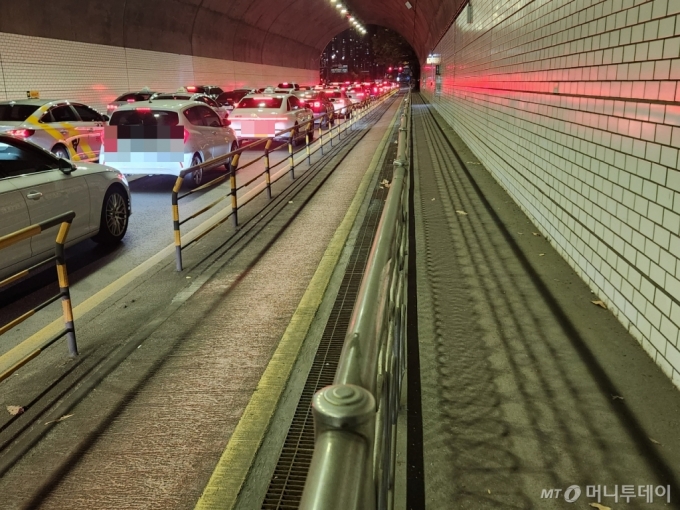 서울 마포구 월드컵터널은 원래 4차선 도로였지만 한 차로를 보행로와 자전거 전용도로로 개편했다. 이로 인해 출·퇴근길 차량 정체가 심해지는 문제가 생겼다. 지난 13일 밤 11시쯤 월드컵터널에 차량들이 멈춰서있다./사진=최지은 기자