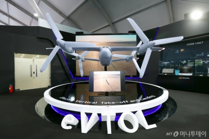 한화시스템이 ADEX 2023에서 전시한 미래항공모빌리티 eVTOL(전기수직이착륙기) 목업 /사진제공=한화시스템