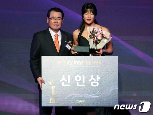 신인상을 수상한 김민별(오른쪽). /사진=뉴스1