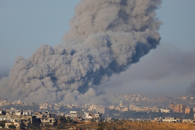 22일(현지시간) 이스라엘의 공습을 받은 가자지구에서 검은 연기가 치솟고 있다./로이터=뉴스1