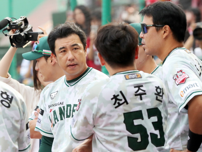 김강민(왼쪽에서 2번째). /사진=SSG 랜더스