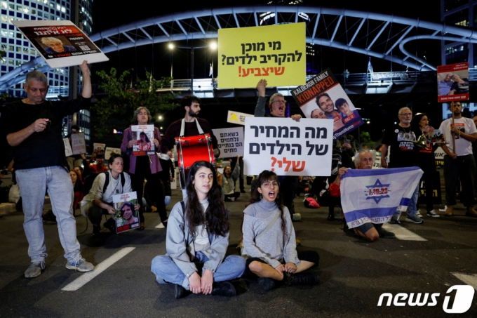 21일(현지시간) 이스라엘 텔아비브에서 시민들인 팔레스타인 무장 정파 하마스를 향해 인질 석방을 촉구하는 시위를 벌이고 있다. /로이터=뉴스