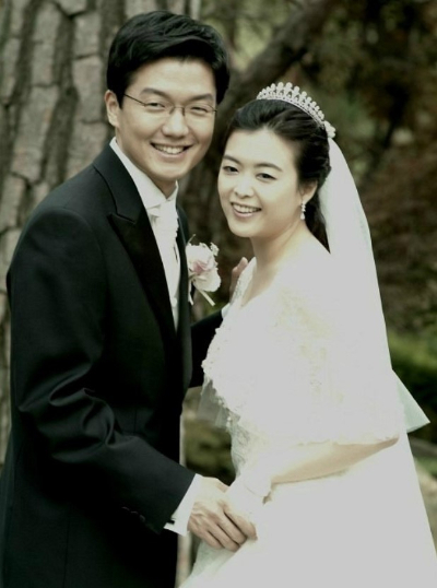 윤관 블루런벤처스 대표(왼쪽)와 구연경 LG복지재단 대표의 2006년 5월 29일 곤지암 CC 결혼 사진./사진제공=머니투데이 DB