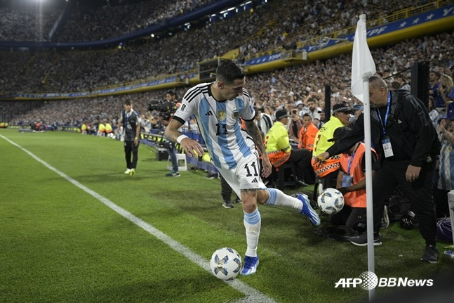 '아르헨티나 전설의 11번' 디마리아, 국가대표 은퇴 선언... 메시도 함께 은퇴하나