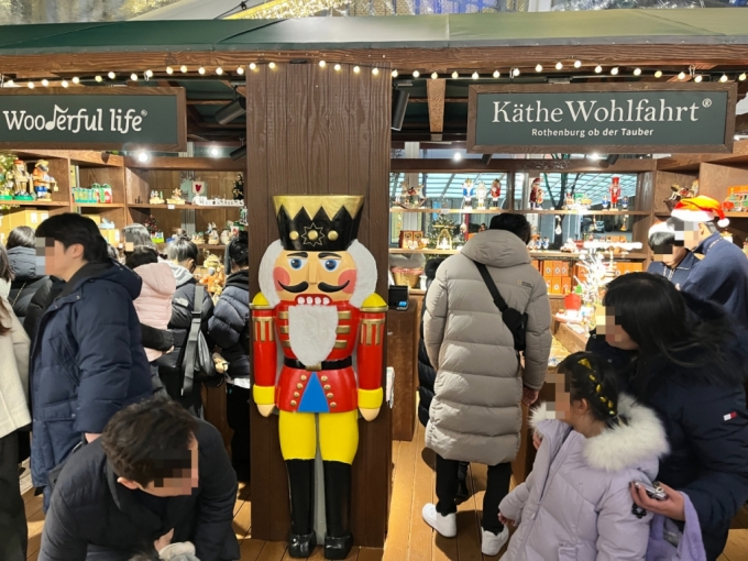 크리스마스 마켓 내에 운영되고 있는 독일 크리스마스 기념품 상점 '케테 볼파르트'에 손님들이 가득한 모습/사진= 임찬영 기자