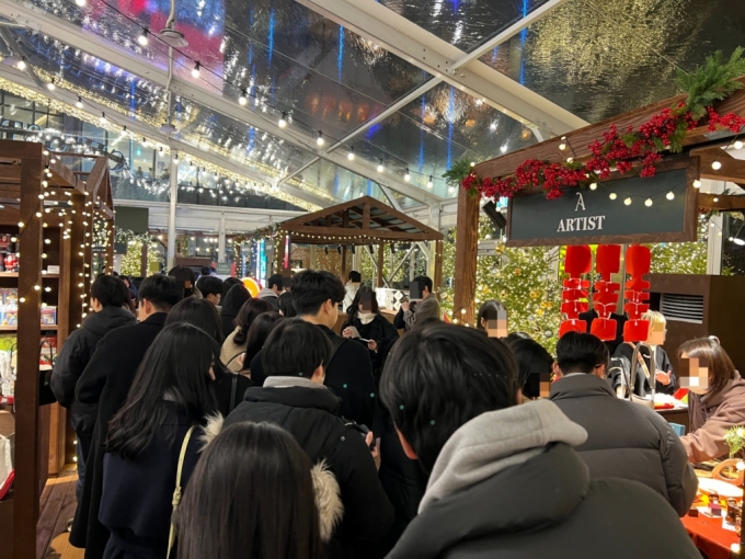크리스마스 마켓 내에 운영되고 있는 즉석사진을 찍기 위해 줄을 서고 있는 시민들의 모습/사진= 임찬영 기자