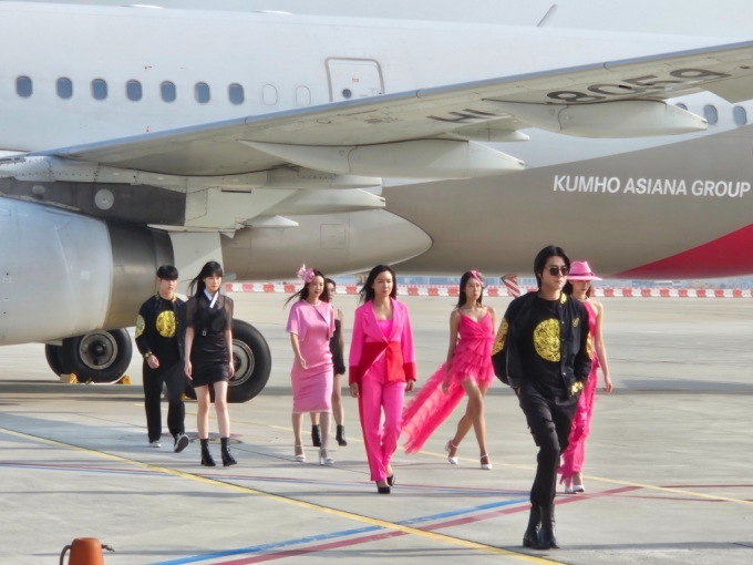 지난달 25일 김포공항 활주로에서 열린 패션쇼 티저영상 모습 /사진제공=한국공항공사 